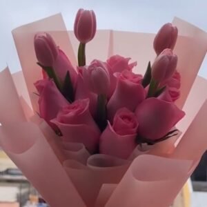 Ramo de 5 tulipanes y rosas