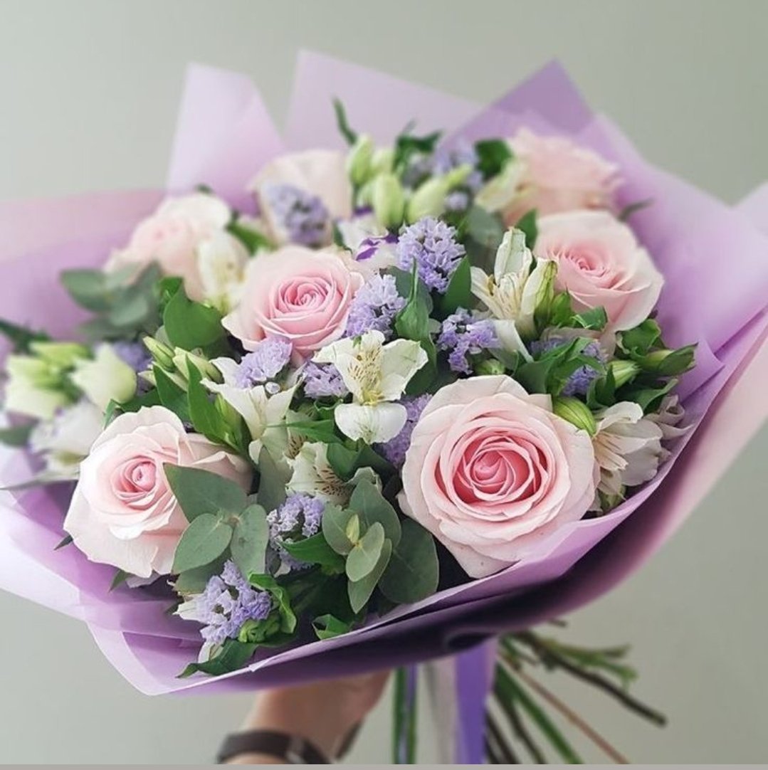 Ramo de 7 rosas con astromelias