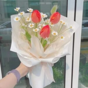 Ramo de 3 tulipanes y flores pequeñas