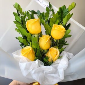 Ramo de 5 rosas amarillas con follaje de estación.