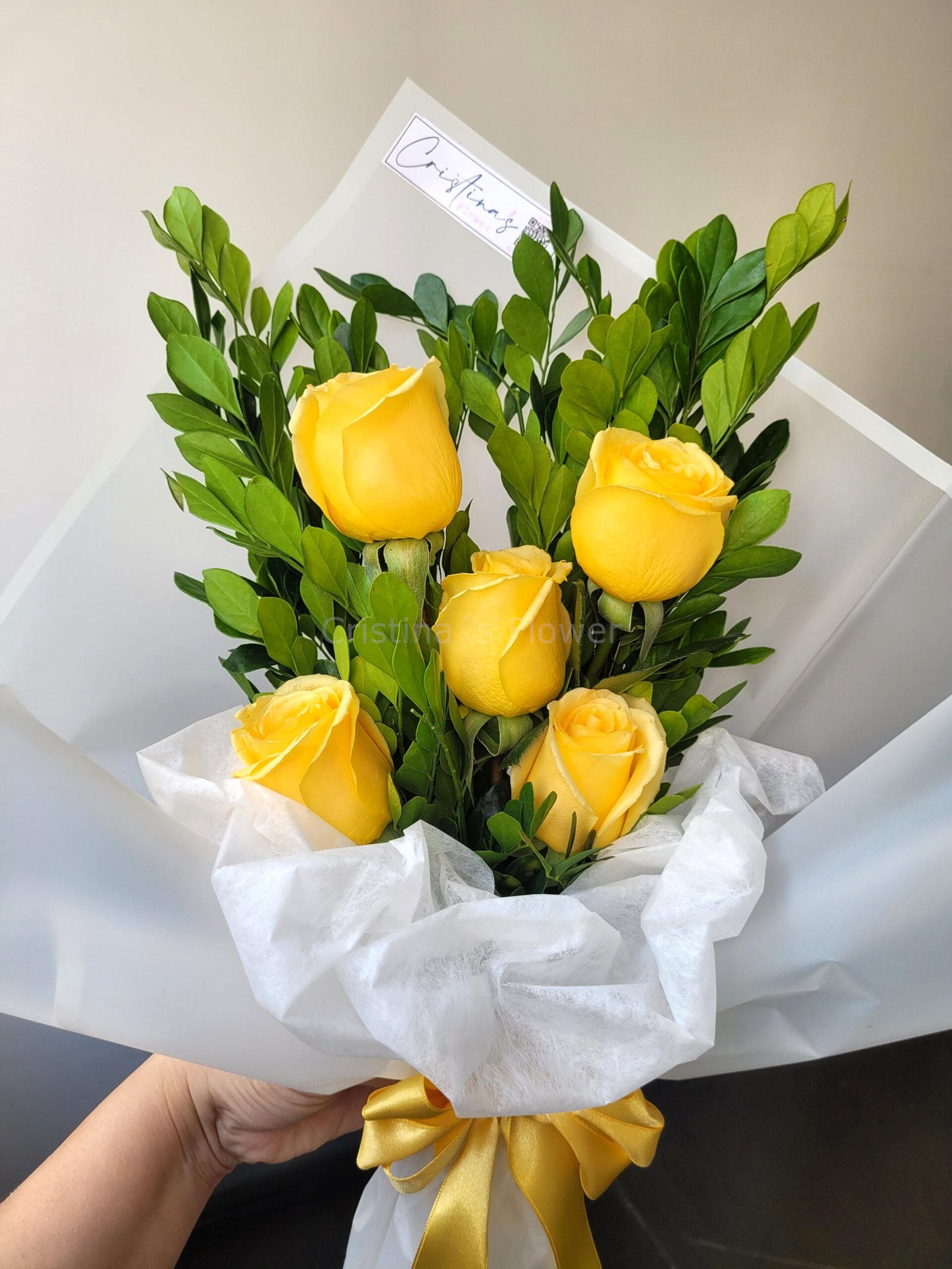 Ramo de 5 rosas amarillas con follaje de estación.