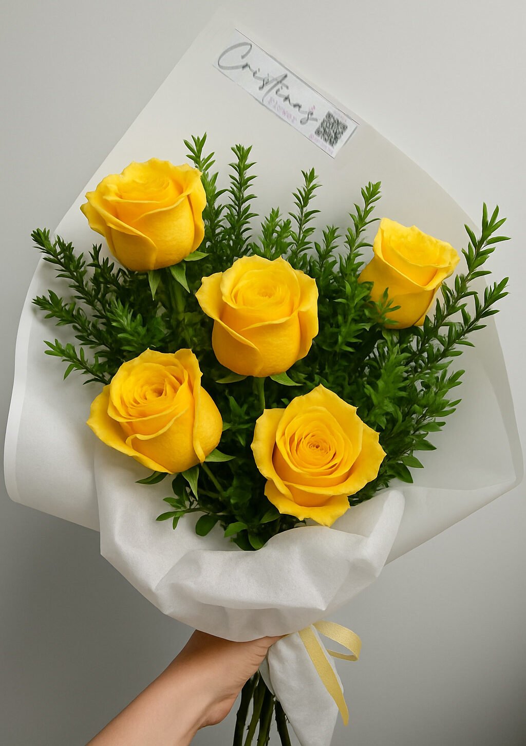 Ramo de 5 rosas amarillas con follaje de estación. - Imagen 2