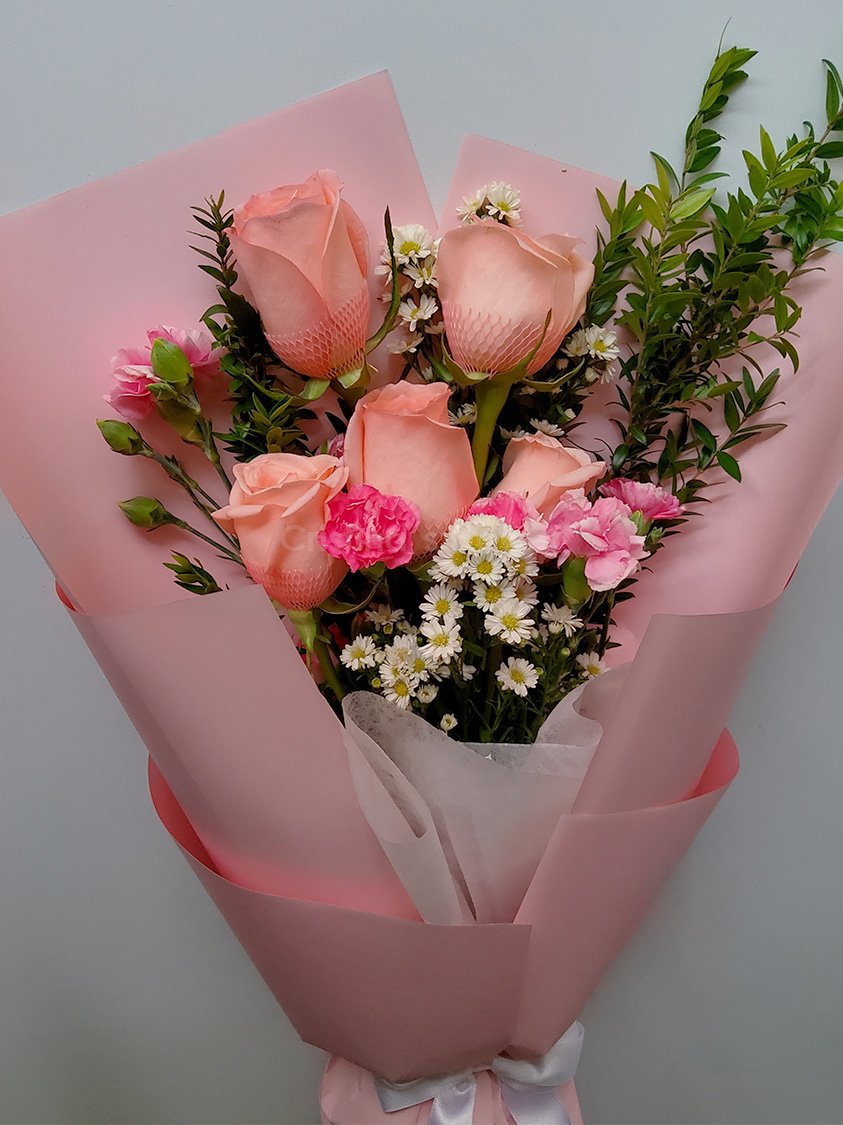 Ramo de 5 rosas con flores pequeñas mixtas