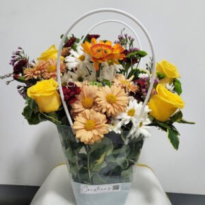 Bolso Blanco con 1 gerbera y 4 rosas amarillas