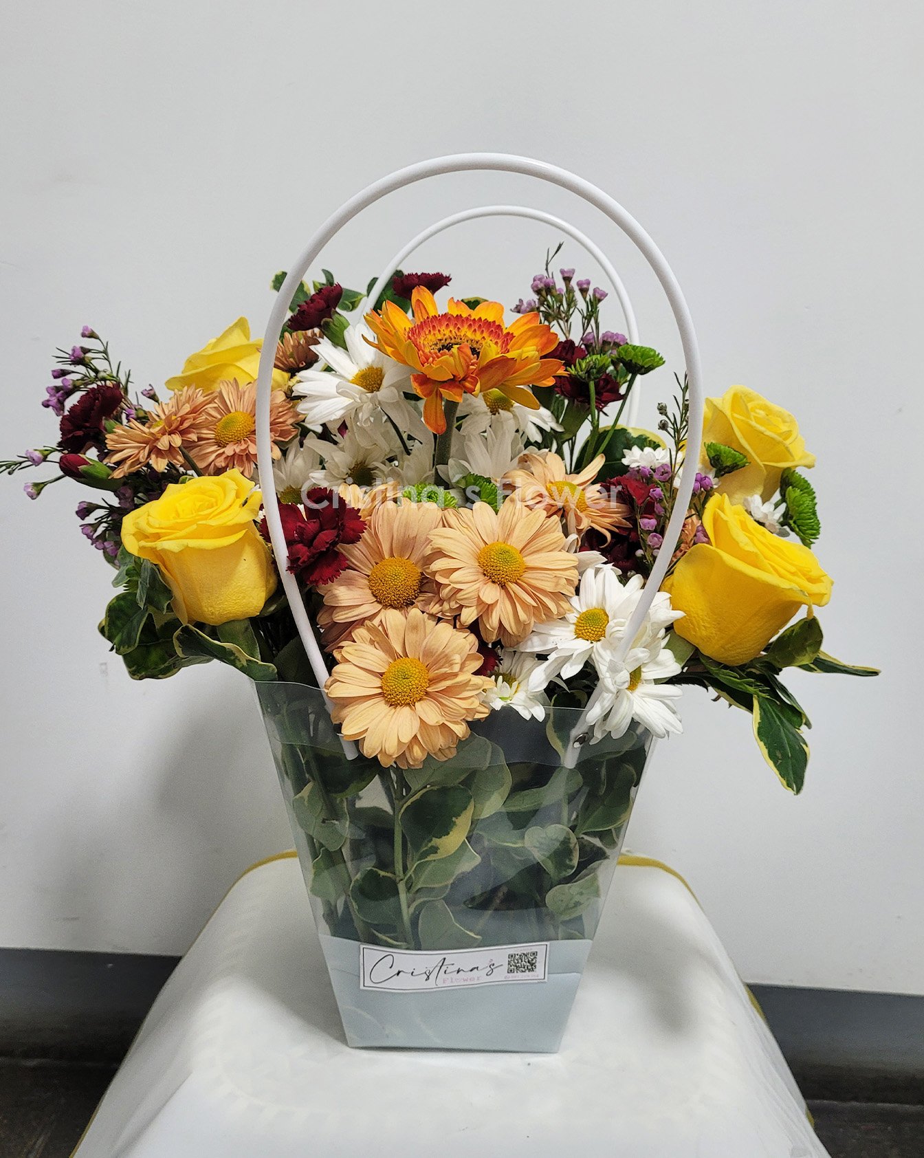 Bolso Blanco con 1 gerbera y 4 rosas amarillas