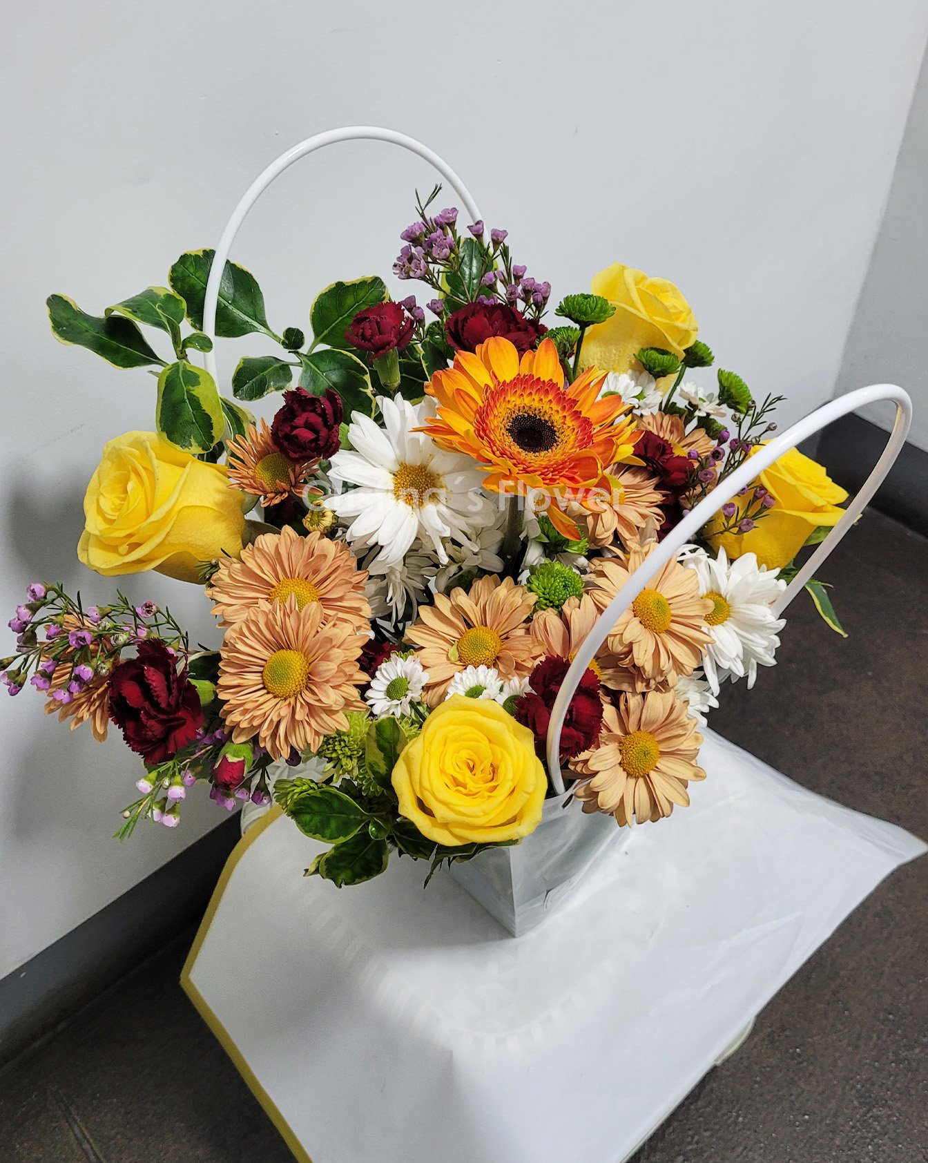 Bolso Blanco con 1 gerbera y 4 rosas amarillas - Imagen 2