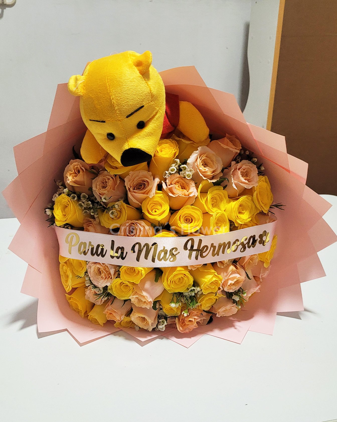 Ramo de 60 rosas acompañado de peluche