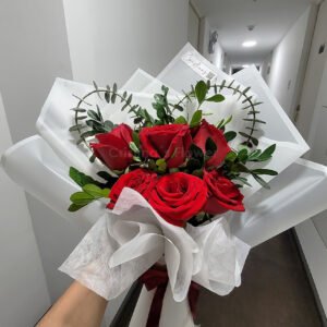 Ramo arco de corazón ❤️ con 6 rosas.