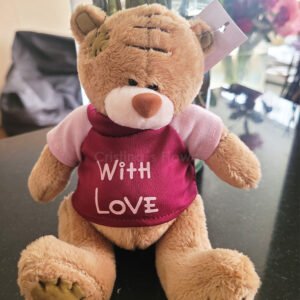 Oso Parche con polo guinda y rosado.