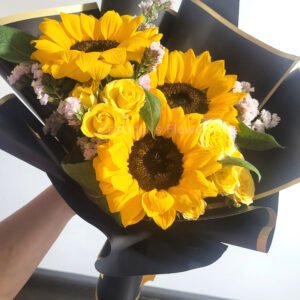 Ramo de 3 girasoles con minis rosas