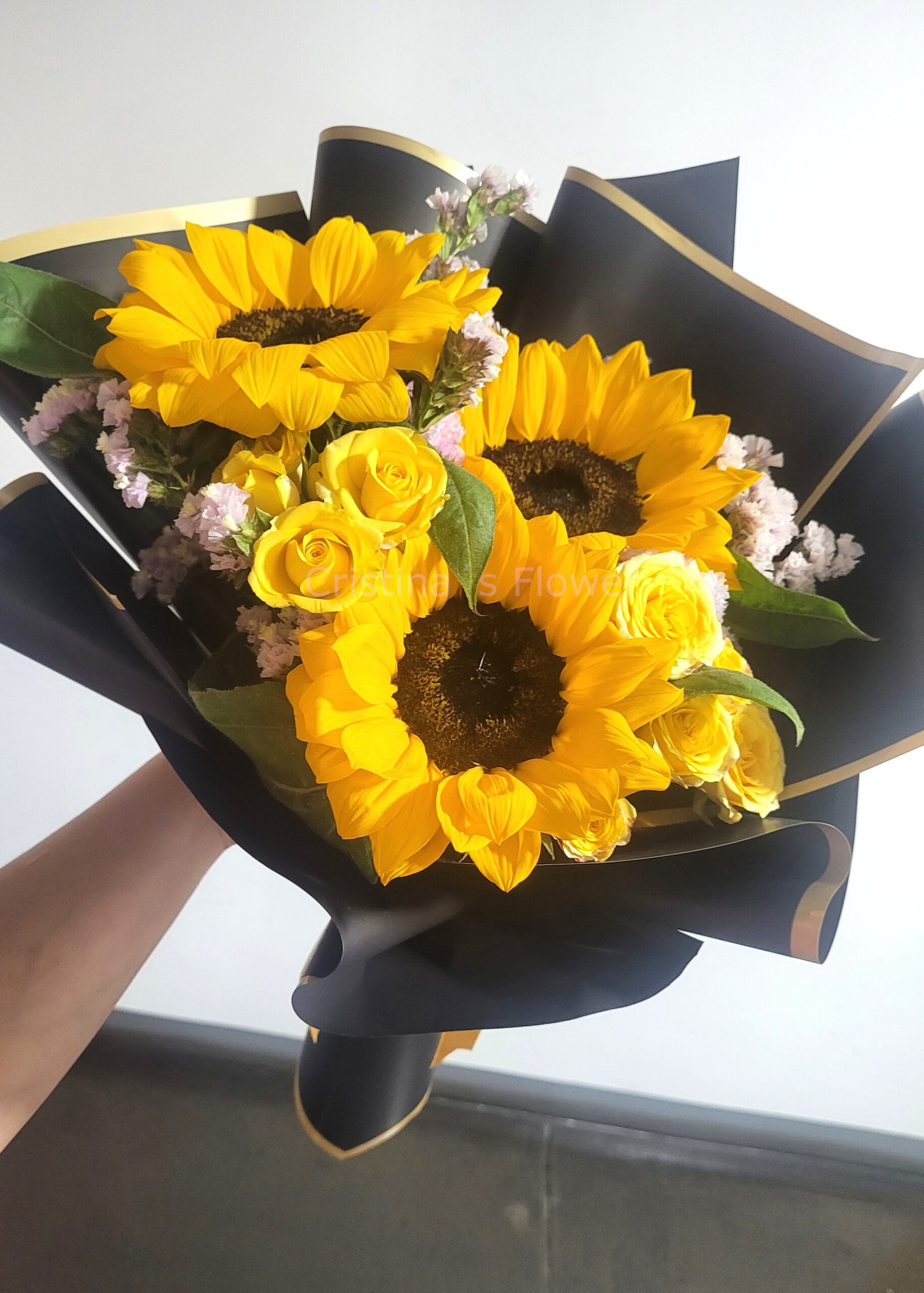 Ramo de 3 girasoles con minis rosas