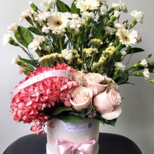 Arreglo de hortensia y 5 rosas.